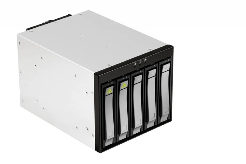 In-Win IW-SK35-07 - 5x 3.5" NVMe/SAS/SATA HDD in 3x 5.25" Bay Hot-Swap Module - OCuLink Connection