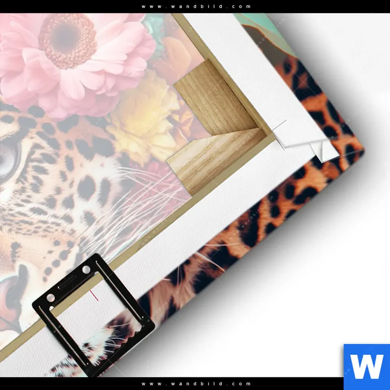 Leinwandbild | Leopard mit Blütenkranz | Querformat