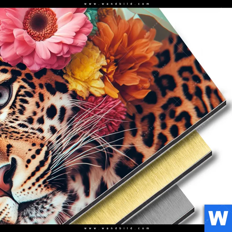 Aluminiumbild gebürstet | Leopard mit Blütenkranz | Querformat