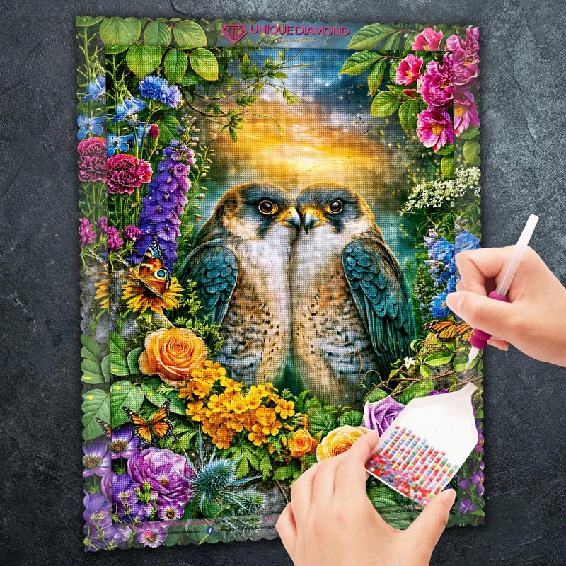 5D Diamond Painting – Falkenliebe im Blütenparadies
