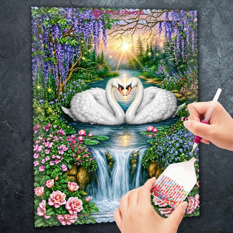 5D Diamond Painting – Schwanenliebe am Wasserfall