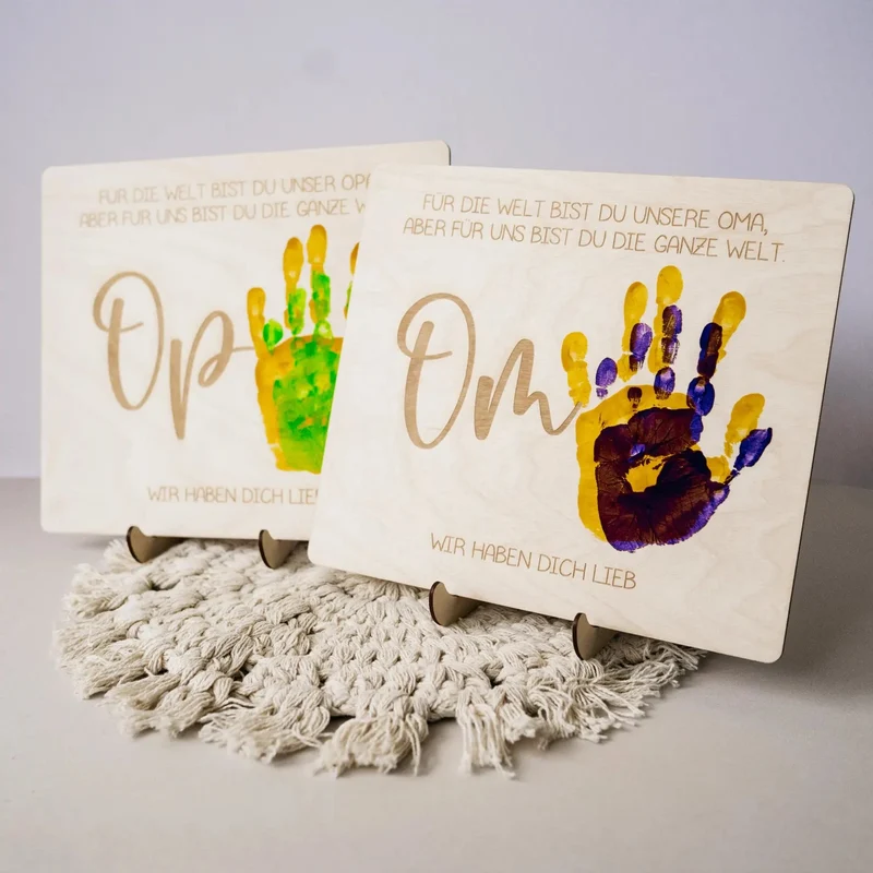 Handabdruck Brettchen Oma – Personalisiertes Holzgeschenk (1 Kind)