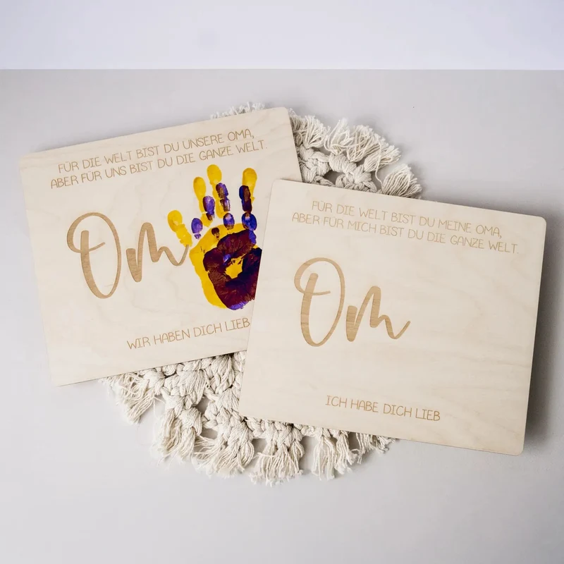 Handabdruck Brettchen Oma – Personalisiertes Holzgeschenk (1 Kind)