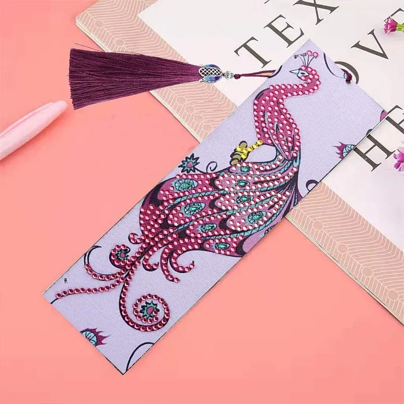 5D Diamond Painting Lesezeichen – Eleganter Pfau in Pink