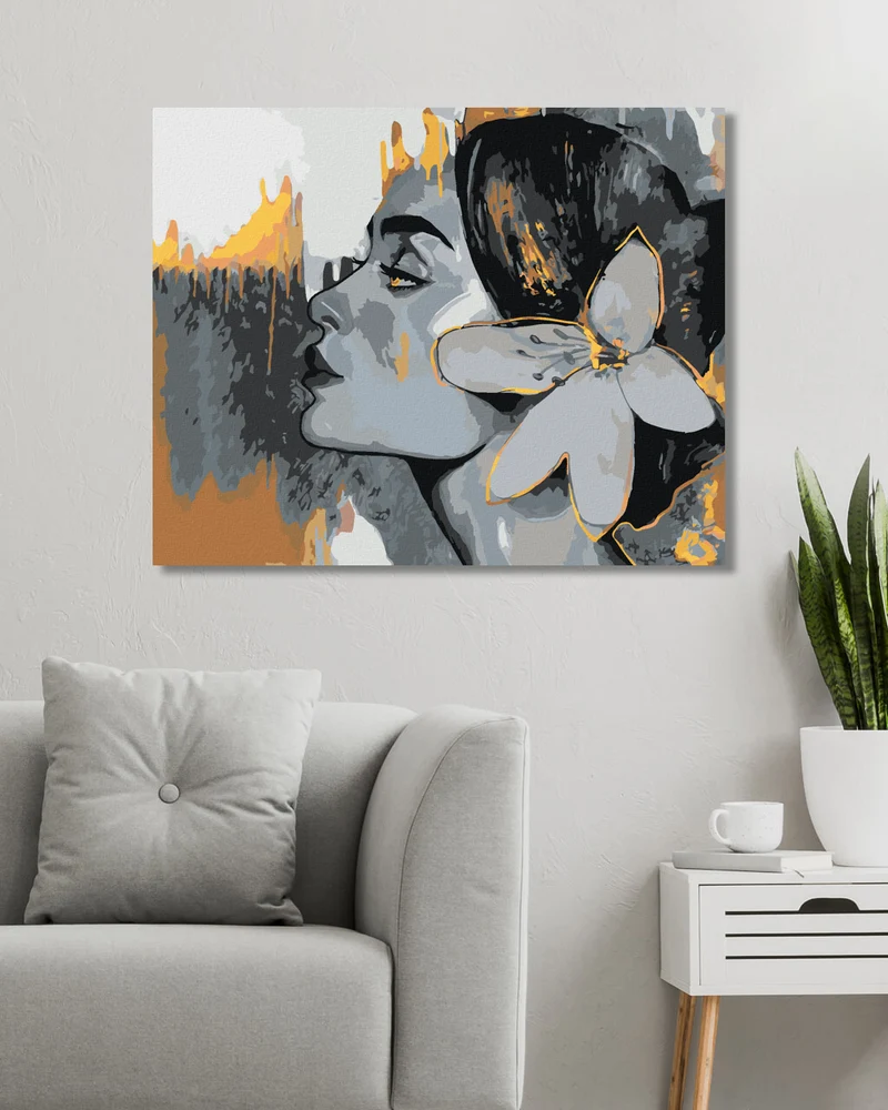 Diamond painting - FRAU AUF GRAUEM HINTERGRUND MIT GOLDENEN ELEMENTEN 2