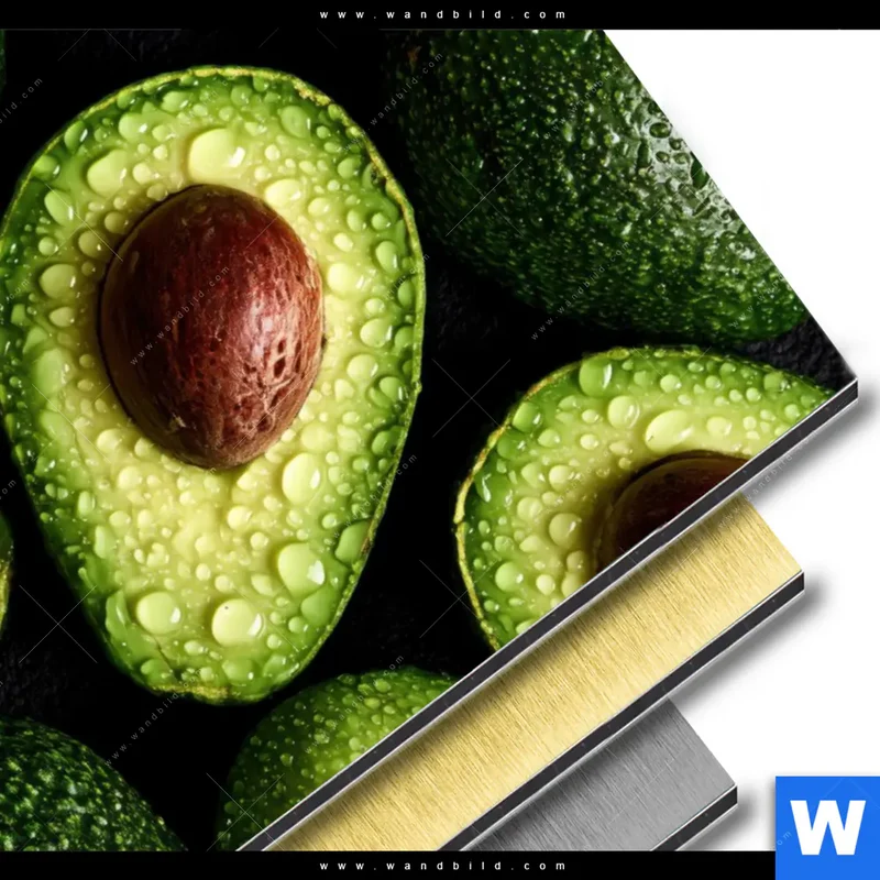 Aluminiumbild gebürstet | Avocados mit Wassertropfen | Hochformat