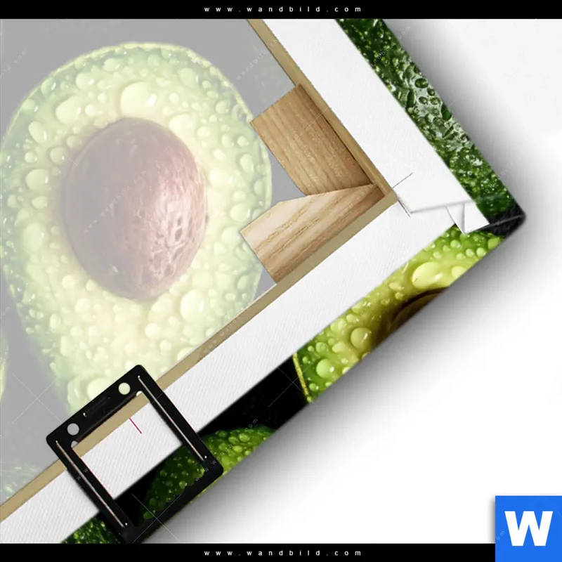 Leinwandbild | Avocados mit Wassertropfen | Hochformat
