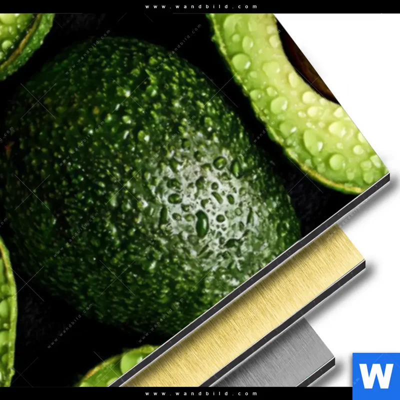 Aluminiumbild gebürstet | Avocados mit Wassertropfen | Schmal