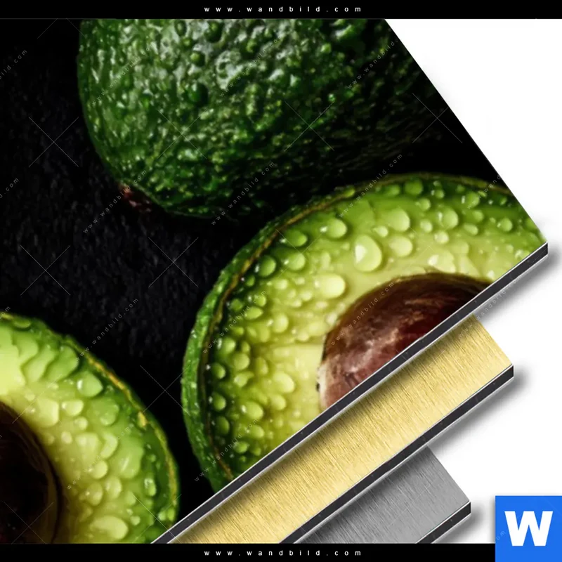 Aluminiumbild gebürstet | Avocados mit Wassertropfen | Panorama
