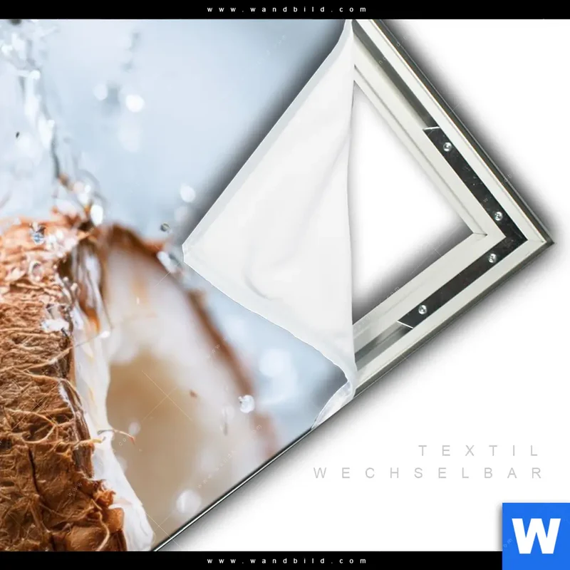 Spannbild | Frische Kokosnuss im Wassersplash | Hochformat