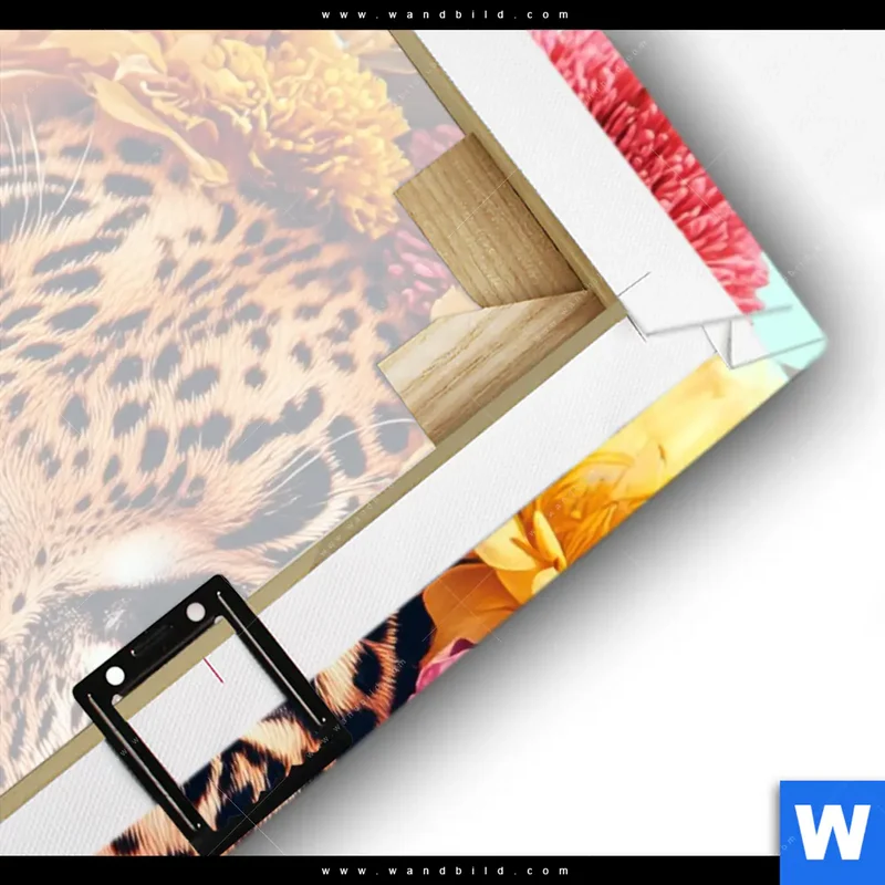 Leinwandbild | Leopard mit Blütenkranz | Hochformat