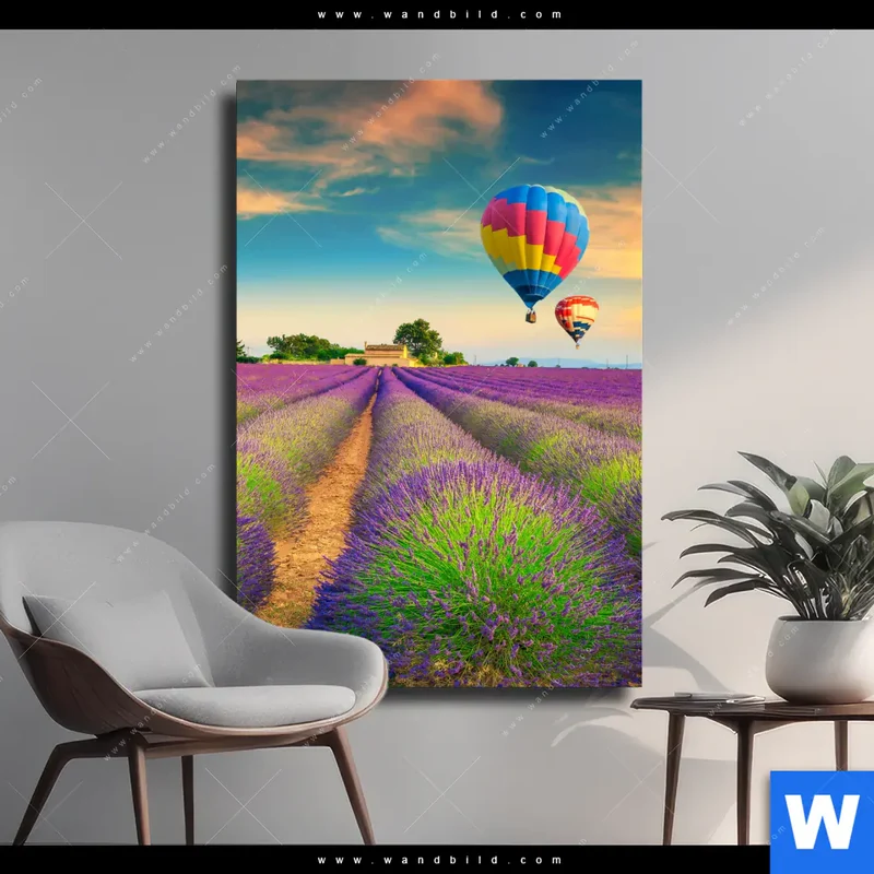 Leinwandbild | Heißluftballons über violetten Feldern | Hochformat