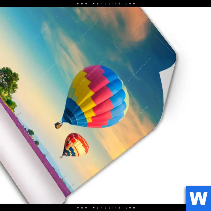 Poster | Heißluftballons über violetten Feldern | Hochformat