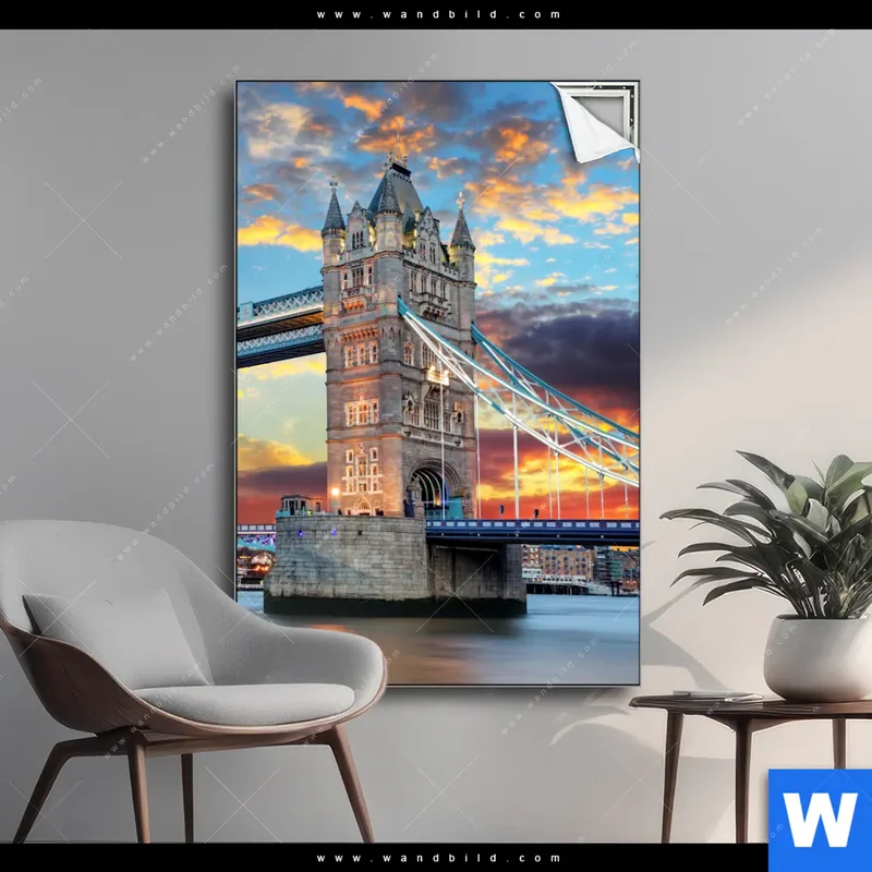 Spannbild | Tower Bridge im Abendglanz | Hochformat