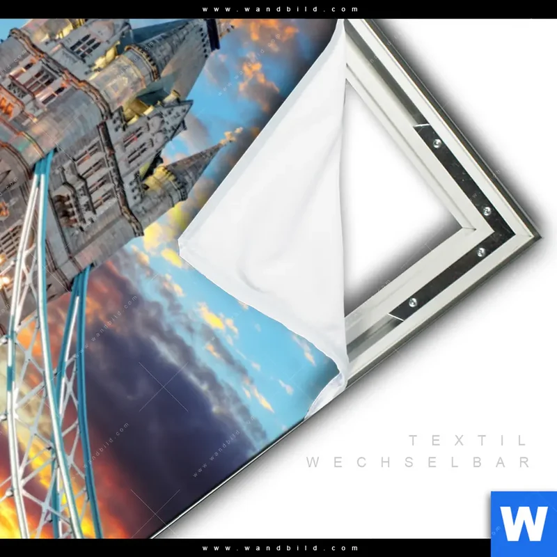 Spannbild | Tower Bridge im Abendglanz | Hochformat